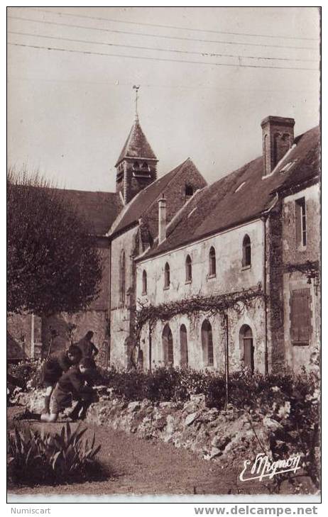 SUPERBE CPSM...DU MESNIL-SAINT-DENIS...P-FORMAT...ANIMEE...NOTRE-DAME DE LA ROCHE..L´EXTERIEUR DE LA SALLE DU CHAPITRE.. - Le Mesnil Saint Denis