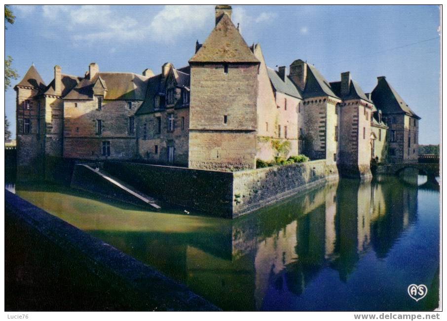 CARROUGES   Le Chateau Se Mirant Dasn Les Douves -  N° I2 - Carrouges