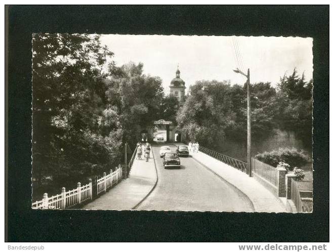 CPSM - Le Quesnoy - La Porte Fauroeulx ( Automobile Peugeot 403 Renault Dauphine COMBIER CIM 6563 Format CPA) - Le Quesnoy