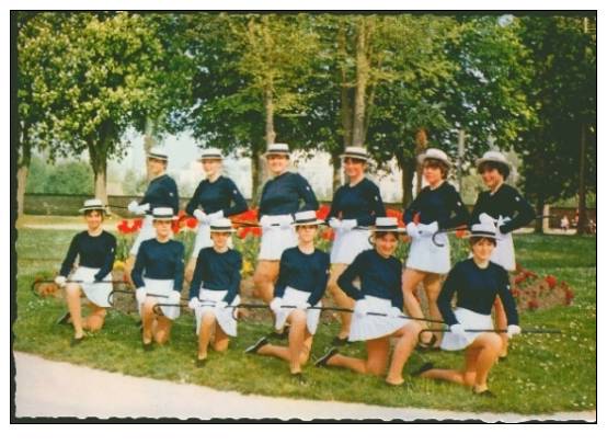 45 - MONTARGIS - CLUB TWIRLING BATON  LES MAJORETTES -  BELLE CARTE DENTELEE  TRES ANIMEE (BLEU/BLANC) - Montargis