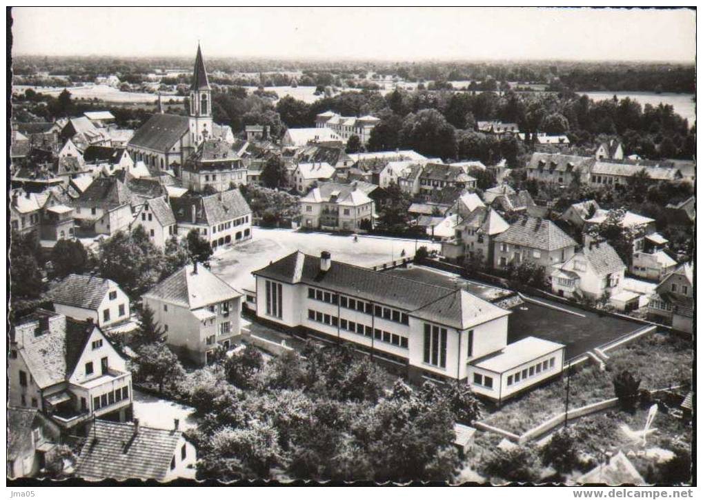 Belle Carte De Benfeld N° 9. Vue Générale - Place Briand Et Le Groupe Scolaire (04) - Benfeld