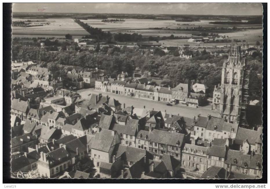 27..EURE..VERNEUIL SUR AVRE...PLACE DE LA MADELEINE .VUE D'AVION..CPSM ECRITE....‹(•¿•)› - Verneuil-sur-Avre