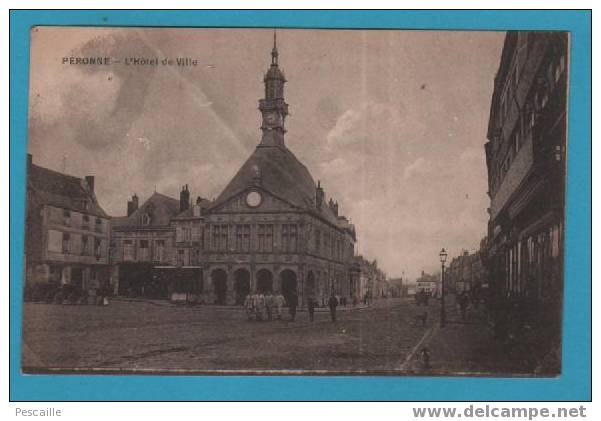 CP PERONNE - L'HOTEL DE VILLE - ANIMATION MILITAIRES - Peronne