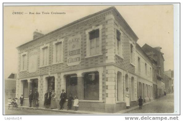 266 B/ CPA ORBEC    RUE DES TROIS CROISSANTS  CAFE DE L'AGRICULTURE  (calvados) - Orbec