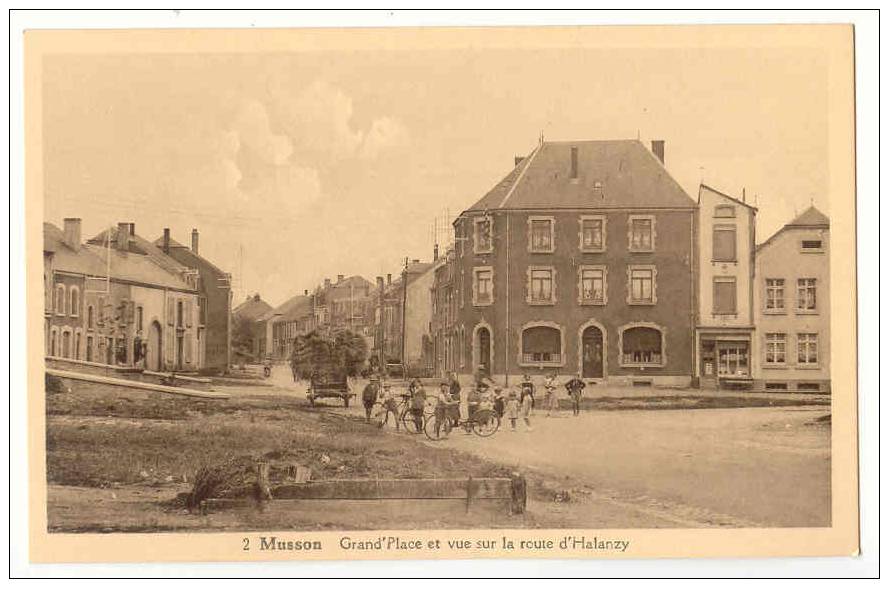 8548 - MUSSON - Grand' Place Et Vue Sur La Route D' Halanzy - Musson