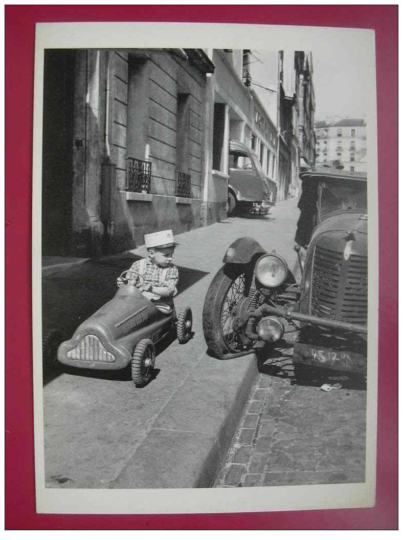 ROBERT DOISNEAU BOLIDES PARIS 1956 - Doisneau