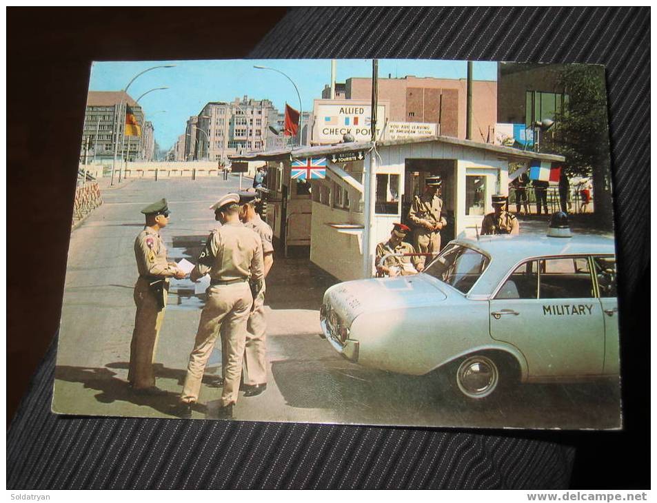 Carte Postale De 1967 Représentant Le Mur Au Niveau De "Check Point Charlie - Berlijnse Muur