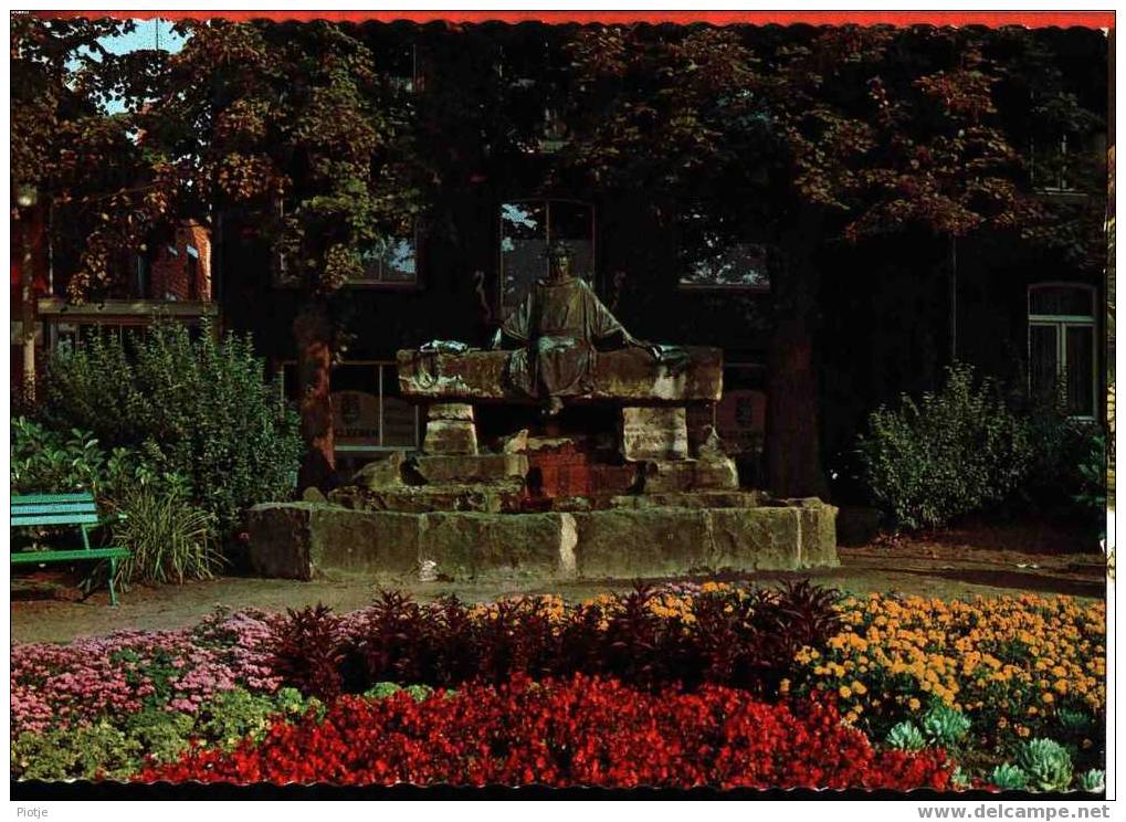 * Hasselt (Limburg) * Bij Genk, Van Veldeke, Eerste Vlaamse Schrijver, Premier écrivain Flamand, Auteur, Statue, Fleurs - Hasselt