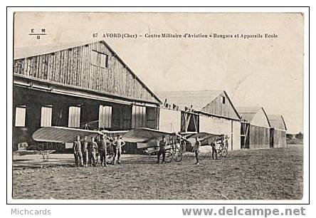 CPA 18 AVORD - Centre Militaire D Aviation - Hangars Et Appareils Ecole - Avord