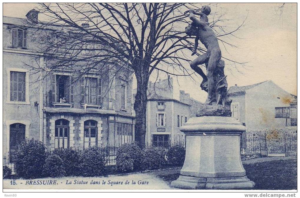 79 BRESSUIRE La Statue Dans Le Square De La Gare - Bressuire