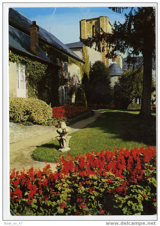 {40037} 45 Loiret Pithiviers , Les Jardins De La Mairie Dominés Par La Tour De L'ancienne Collégiale Saint Georges - Pithiviers