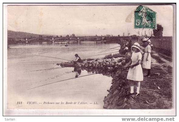 Pêche En Eau Douce , Pecheur , VICHY ,  Les Bords De L´Allier - Pêche