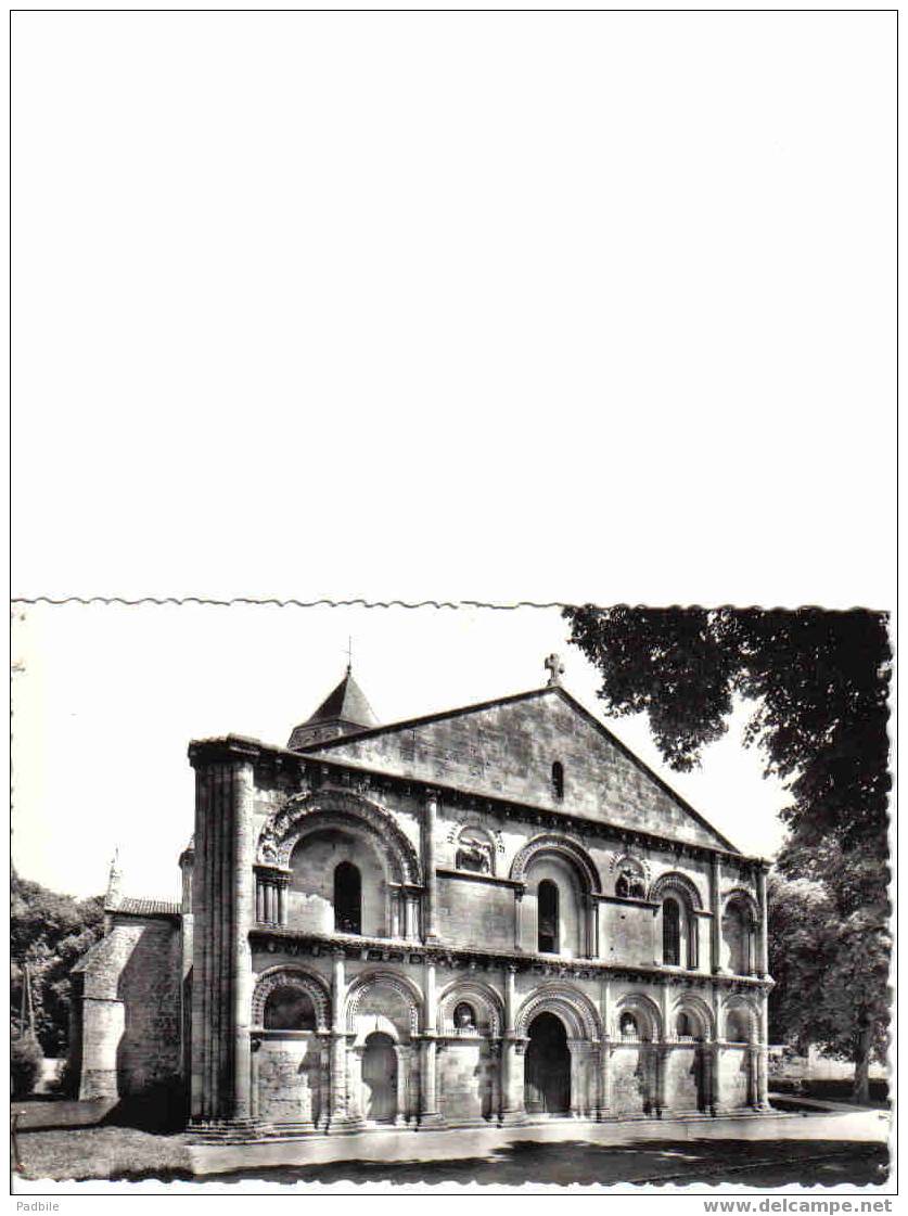 Carte Postale   17.  Surgères  Le Porche De L'Eglise - Surgères