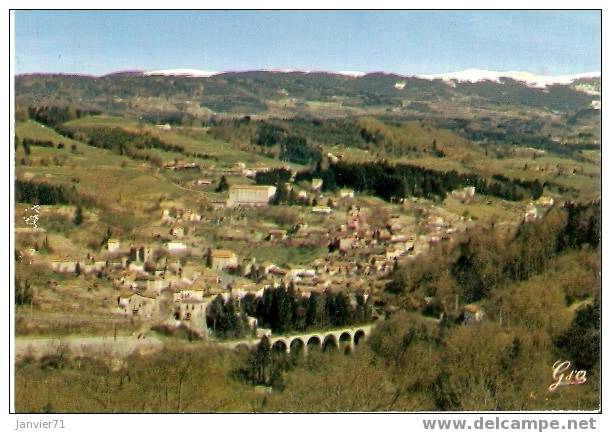 Olliergues. Vallée De La Dore. Vue D'ensemble Ouest. A L'horizon, Chaîne Des Monts Du Forez - Olliergues