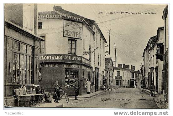 1305 - CHANTONNAY - La Grande Rue, Mercerie, Librairie, épicerie GUSTON, Très Animé, Beau Plan - Chantonnay