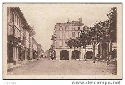 82 - BEAUMONT-de-LOMAGNE - Place Principale Et Rue De La République - Beaumont De Lomagne