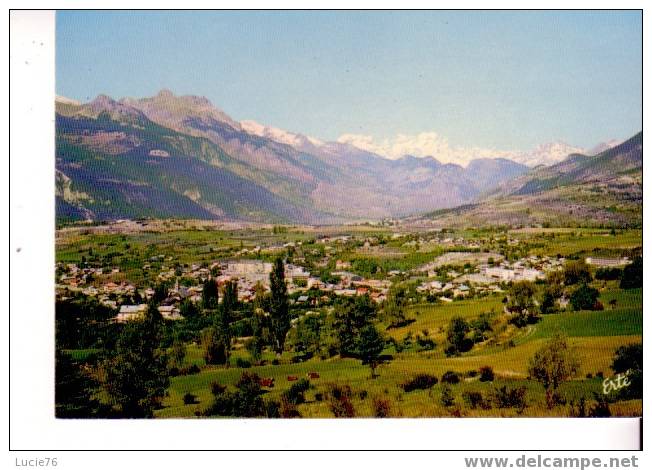 GUILLESTRE  - Vue Générale Au Fond Le Massif  Des Ecrins, La Barre Des Ecrins, La Meije, Le Mt Pelvoux - N° 1372 - Guillestre