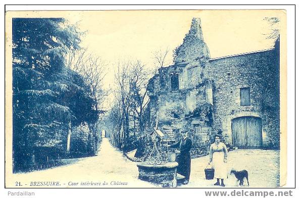 79. BRESSUIRES. COUR INTERIEURE DU CHÂTEAU. PERSONNAGES TIRANT DE L'EAU AU PUITS. CHIEN. BEAU PLAN. - Bressuire