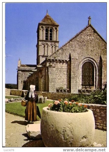 CHAUVIGNY - L´Eglise Romane Saint Pierre Et Une Partie Des Jardins Du Musée - Chauvigny