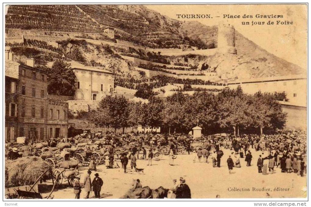 TOURNON : Place Des Graviers Un Jour De Foire . - Tournon