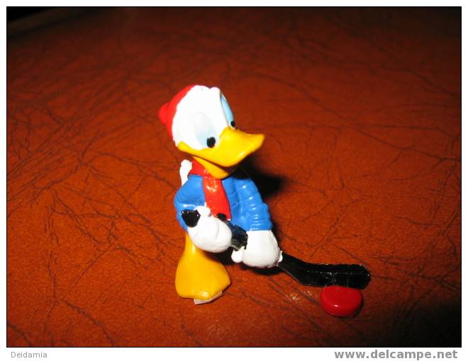 DONALD HOCKEYEUR. FIGURINE DISNEY. 4CM SUR 3. PARFAIT ETAT - Figurines En Plastique