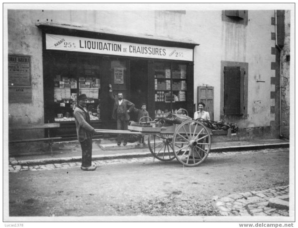 TRES BELLE PHOTO DE MAGASIN AVEC LIQUIDATION DE CHAUSSURES ET DE MARCHAND DES 4 SAISONS / PHOTO PAS  PAS CARTE - Mercati