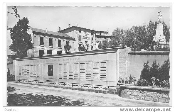 04 - MANOSQUE - Monument Aux Morts,  De La Résistance, N° 4033, RYner édit CPSM Petit Format - Manosque