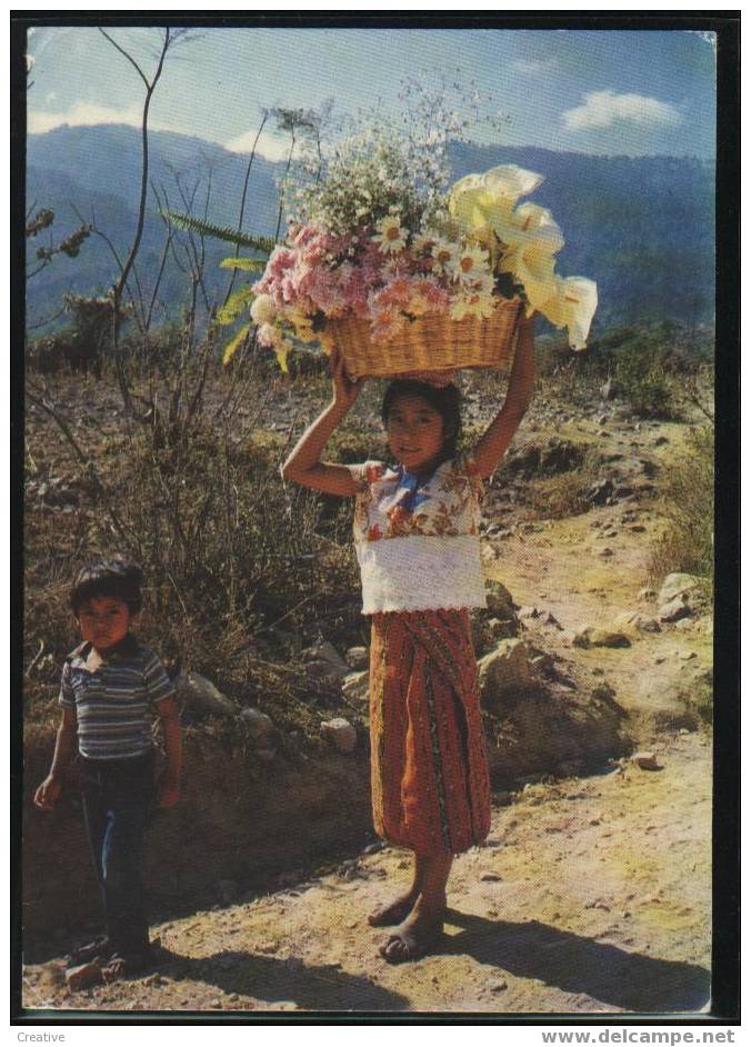 PETITE FILLE AUX FLEURS SUR LA PISTE DE NEBAJ* - Guatemala