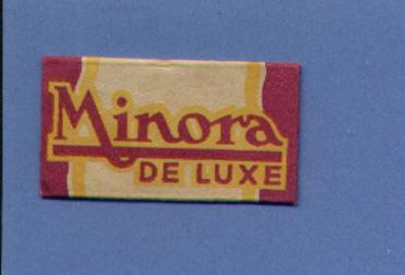 Une Lame De Rasoir  MINORA DE LUXE  (L44) - Razor Blades