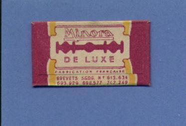 Une Lame De Rasoir  MINORA DE LUXE  (L44) - Razor Blades