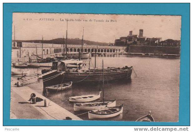 CP Antibes - La Vieille Ville Vue De L´entrée Du Port - Bateaux - Antibes