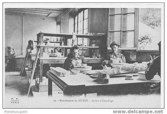 92 )) SEVRES , Manufacture, Atelier D'émaillage, F.F. Edit ANIMEE - Sevres