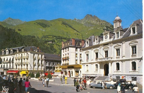 DS  à  CAUTERETS  (Place De La Mairie) - Cauterets