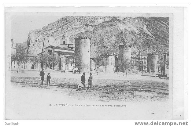 04 - SISTERON,  Cathédrale Et Vieux Remparts, ANIMEE, N° 3 Clergue édit - Sisteron