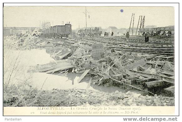 94. ALFORTVILLE. CRUE DE 1910. ETAT DANS LEQUEL FUT RETROUVEE LA VOIE FERREE A LA DECRUE. WAGONS. - Alfortville