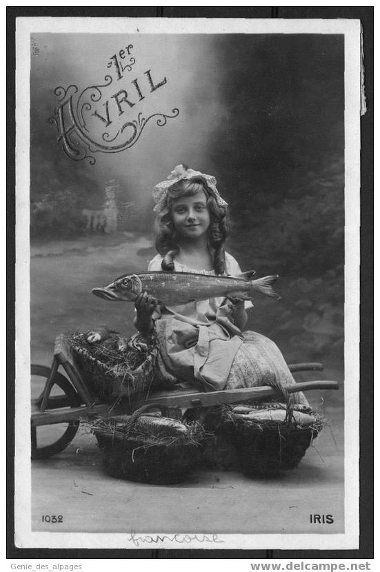 Fantaisie, 013, 1er Avril En Relief Sur Carte émaillée, Fille Tenant Poisson Assise Sur Une Brouette, Ed IRIS 1032 - Fische Und Schaltiere