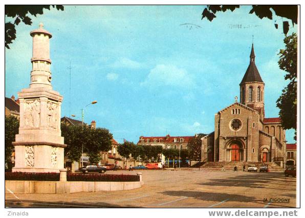 CARTE POSTALE DE MONTCEAU LES MINES - PLACE ET EGLISE NOTRE DAME - Montceau Les Mines