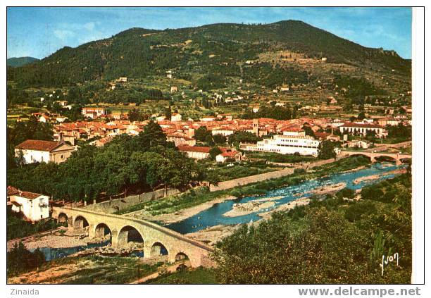 CARTE POSTALE DE ST-JEAN DU GARD - VUE GENERALE - AU PREMIER PLAN LE PONT VIEUX - Saint-Jean-du-Gard