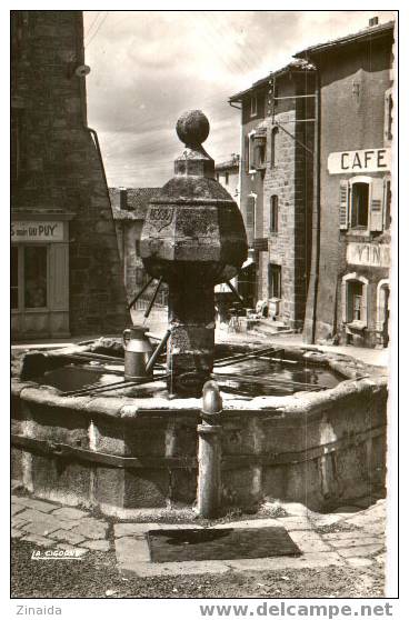 CARTE POSTALE DE LA CHAISE DIEU - VIEILLE FONTAINE DE LA PLACE DE L ABBAYE - La Chaise Dieu