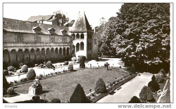 CARTE POSTALE DE CHATEAUBRIANT - COUR DU CHATEAU - ARCADES ET PAVILLON DE L ESCALIER - Châteaubriant