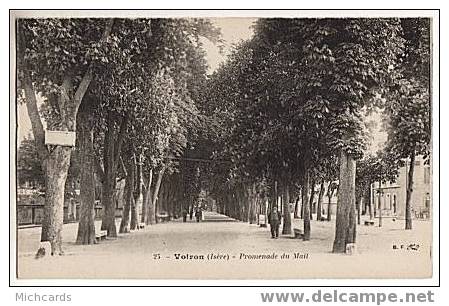 CPA 38 VOIRON - Promenade Du Mail - Voiron