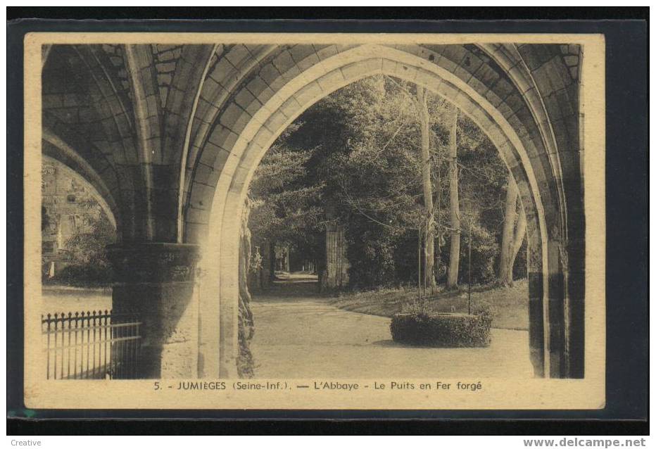 JUMIEGES.....l'abbaye -Le Puits En Fer Forgé - Jumieges