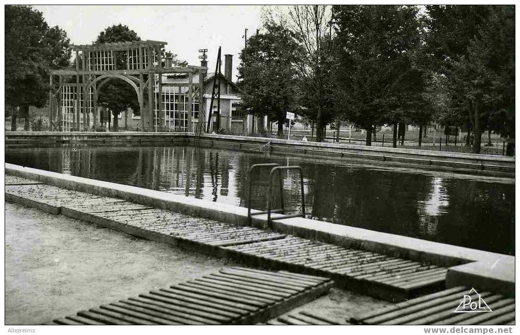 CPSM 02 : SISSONNE  La Piscine  A VOIR !! - Sissonne