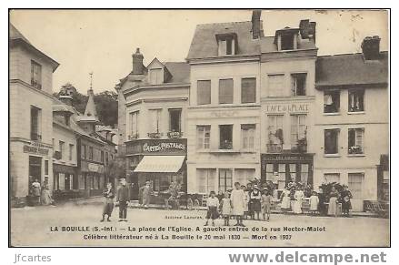 76 - LA BOUILLE - La Place De L'Eglise. A Gauche Entrée De La Rue Hector-Malot... - La Bouille