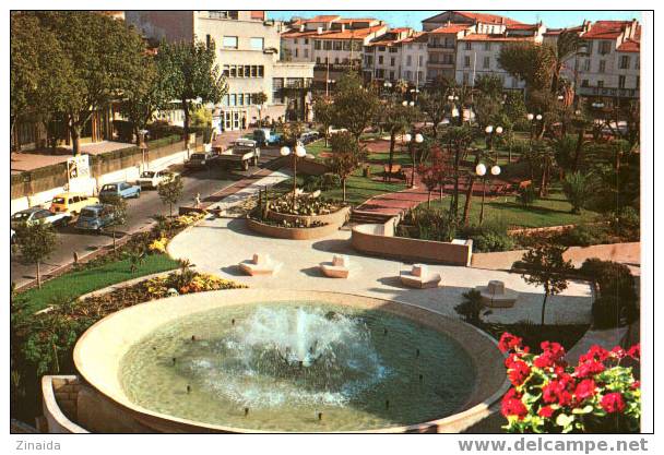 CARTE POSTALE  D ANTIBES - LA PLACE DES MARTYRS - Antibes - Altstadt