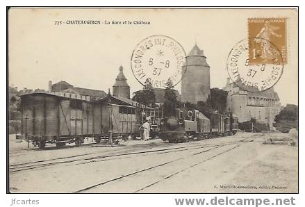 35 - CHATEAUGIRON - La Gare Et Le Château - Très Beau Plan - Châteaugiron