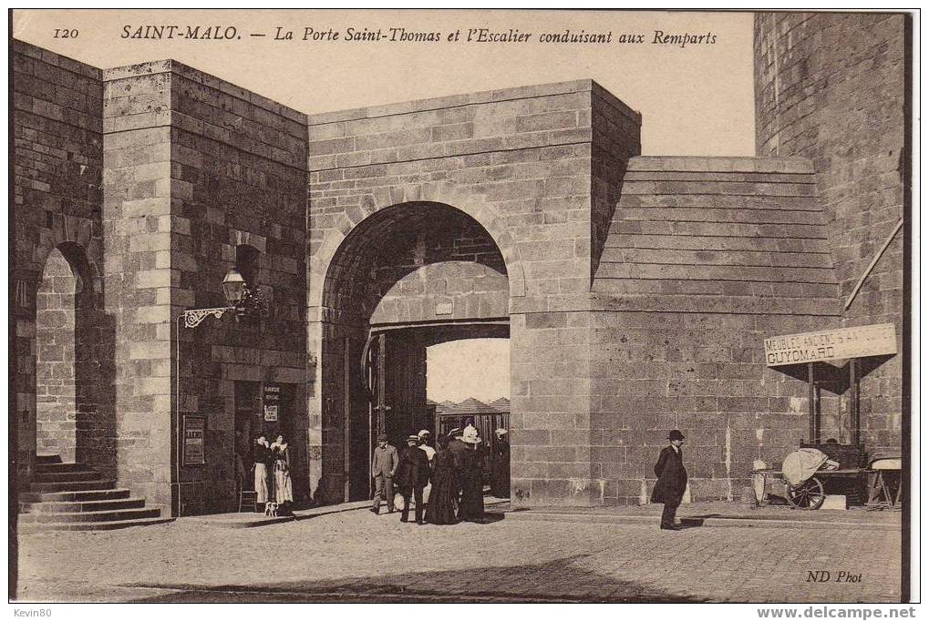 35 SAINT MALO La Porte Saint Thomas Etl'Escalier Conduisant Aux Remparts Cpa Animée - Saint Malo