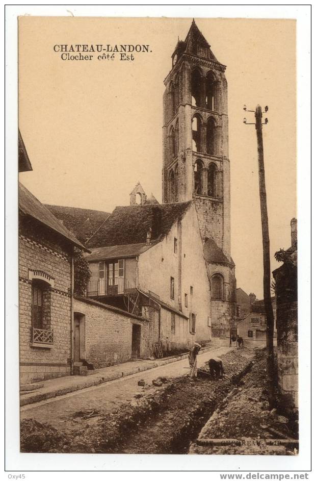 Chateau Landon - Clocher Côté Est - Rue En Travaux Avec Ouvriers - Chateau Landon