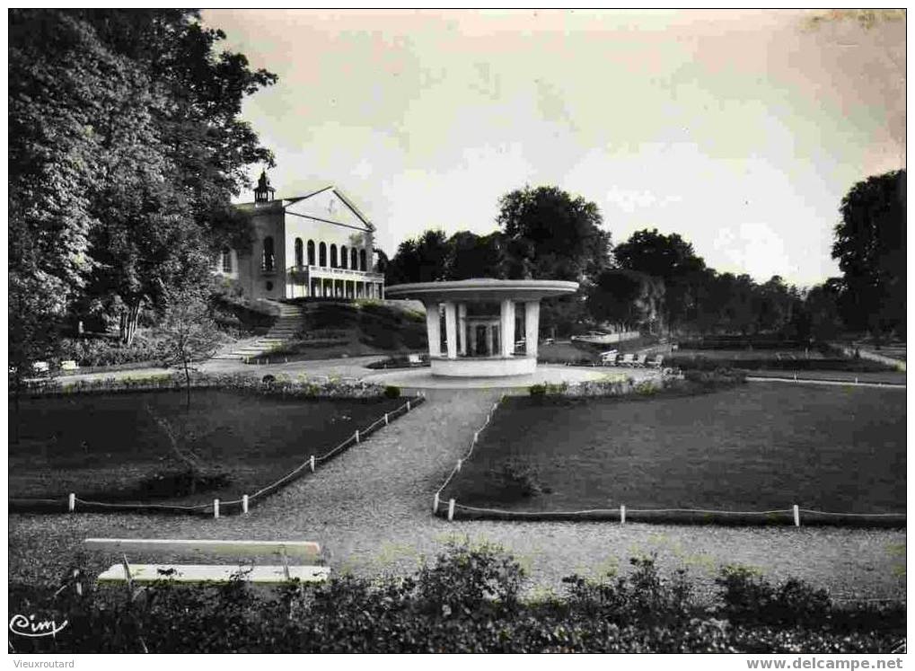 CPSM. FORGES LES EAUX. STATION THERMALE. LES JARDINS.LA SOURCE.LE CASINO. - Forges Les Eaux