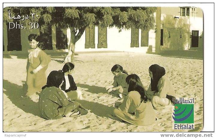 6 Filles Arabe Dans Le Sable - Origine Inconnue